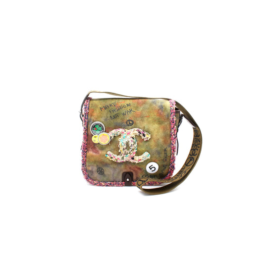 Ch*el graffiti on the pavements shoulder bag 365009 (30*30*18cm)