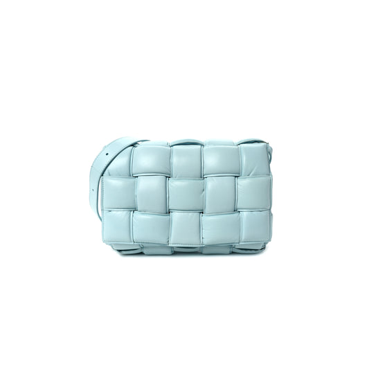 bo*te*ga Ve*ne*ta paper calfskin maxi intreccio padded cassette crossbody bag ice (26*18*8cm)