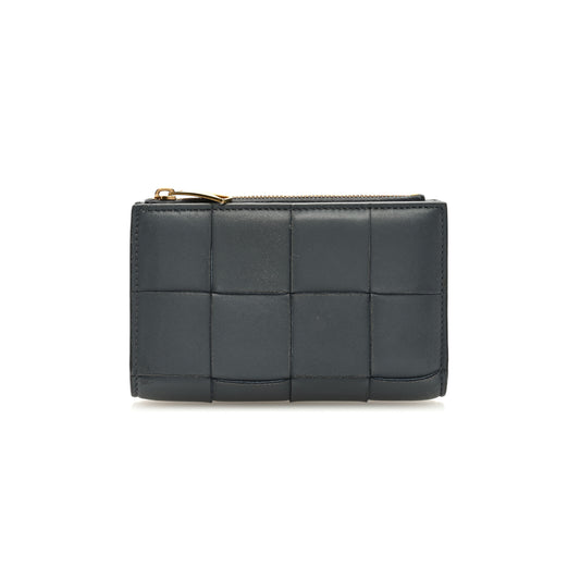 bo*te*ga Ve*ne*ta nappa maxi intrecciato medium cassette bifold zip wallet thunder (15*12*1cm)