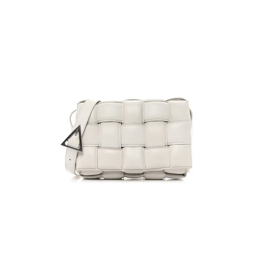 bo*te*ga Ve*ne*ta nappa maxi intreccio padded cassette crossbody bag chalk (26*18*8cm)